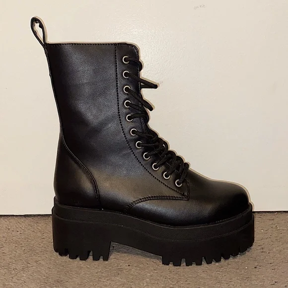 75b1a65f41429259dbbe34cf000a21  H&M boots display picture 1